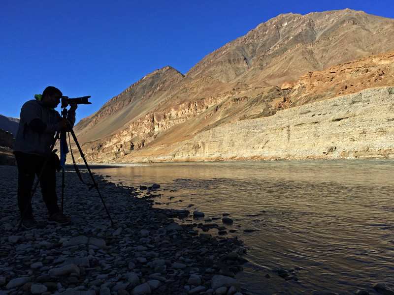photo tour offbeat location overlanding riverside caravan campervan for photographers secluded quiet peaceful camp location for astrophotography milkyway time lapse light painting ladakh.