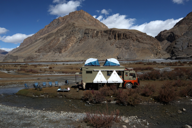 offbeat location overlanding riverside caravan campervan for photographers family, all women groups, single girls to relax, rejuvenate with nature, secluded quiet peaceful camp location, best veg food ladakh. 